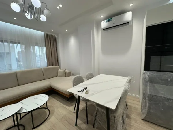 Tirane, jepet me qera apartament 2+1+Ballkon Kati 3, 1.000 € (Him Kolli)