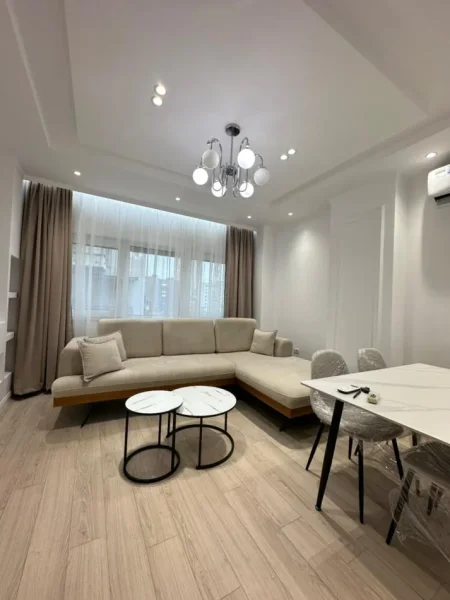 Tirane, jepet me qera apartament 2+1+Ballkon Kati 3, 1.000 € (Him Kolli)