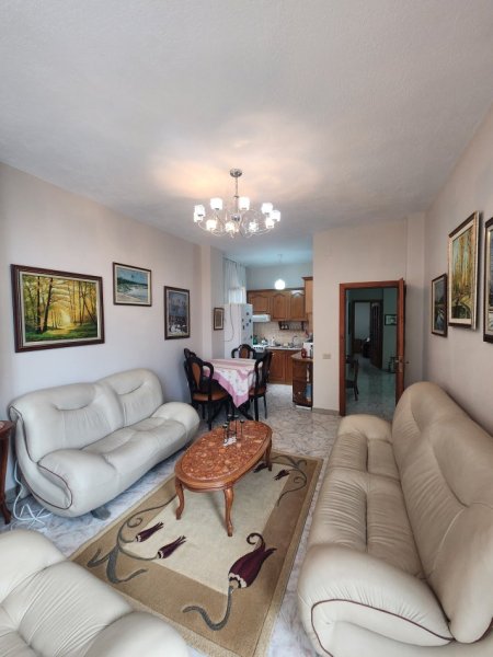 Tirane, jepet me qera apartament 3+1+Ballkon Kati 2, 120 m² 600 € (Rruga Kont Leopold Bertold)