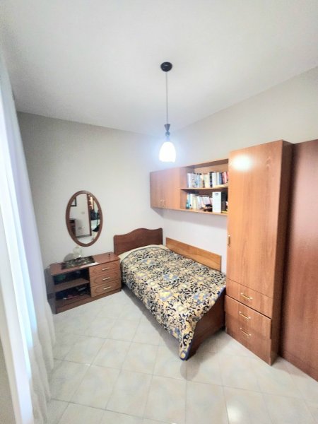 Tirane, jepet me qera apartament 3+1+Ballkon Kati 2, 120 m² 600 € (Rruga Kont Leopold Bertold)
