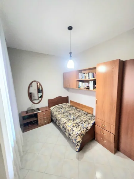 Tirane, jepet me qera apartament 3+1+Ballkon Kati 2, 120 m² 600 € (Rruga Kont Leopold Bertold)