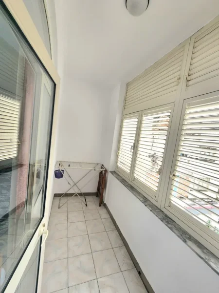 Tirane, jepet me qera apartament 3+1+Ballkon Kati 2, 120 m² 600 € (Rruga Kont Leopold Bertold)
