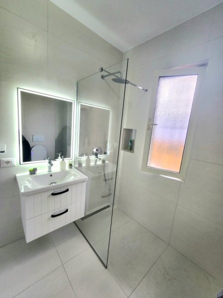 Tirane, jepet me qera apartament 3+1+Ballkon Kati 2, 120 m² 600 € (Rruga Kont Leopold Bertold)