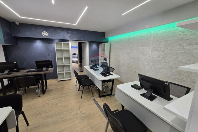 Tirane, shes dyqan Kati 0, 82 m² (kristal center)