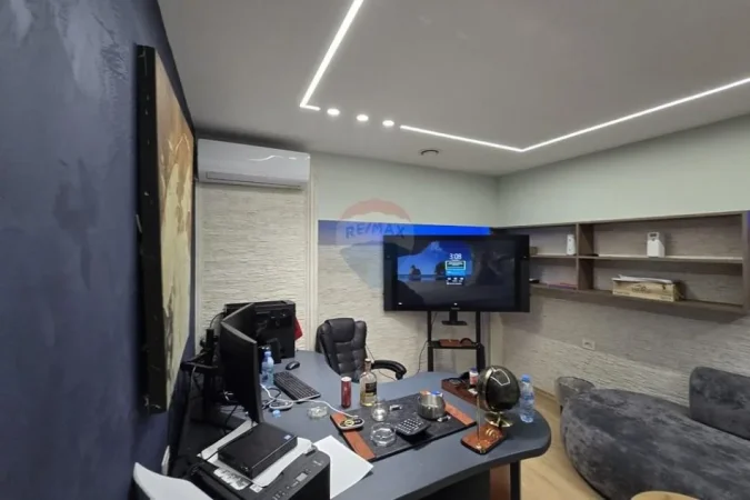 Tirane, shes dyqan Kati 0, 82 m² (kristal center)