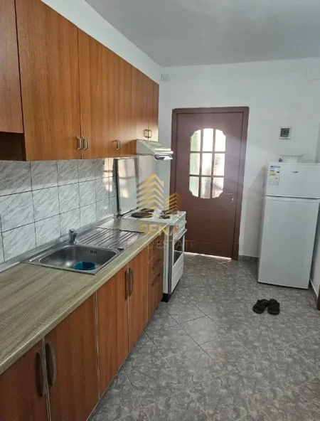 Tirane, jepet me qera apartament 1+1 Kati 1, 65 m² 400 € (Ish Parku i Autobuzave)