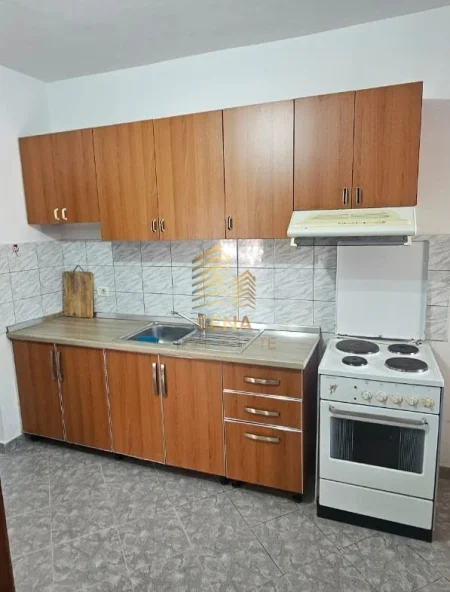 Tirane, jepet me qera apartament 1+1 Kati 1, 65 m² 400 € (Ish Parku i Autobuzave)