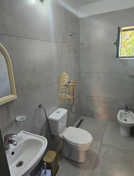 Tirane, jepet me qera apartament 1+1 Kati 1, 65 m² 400 € (Ish Parku i Autobuzave)