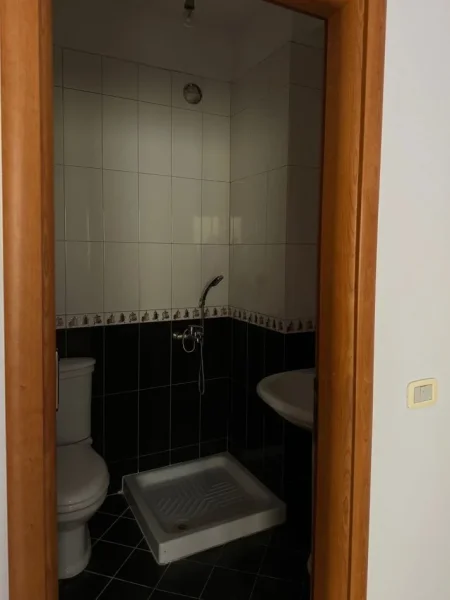 Tirane, jepet me qera zyre Kati 3, 89 m² 650 € (KODRA E DIELLIT)
