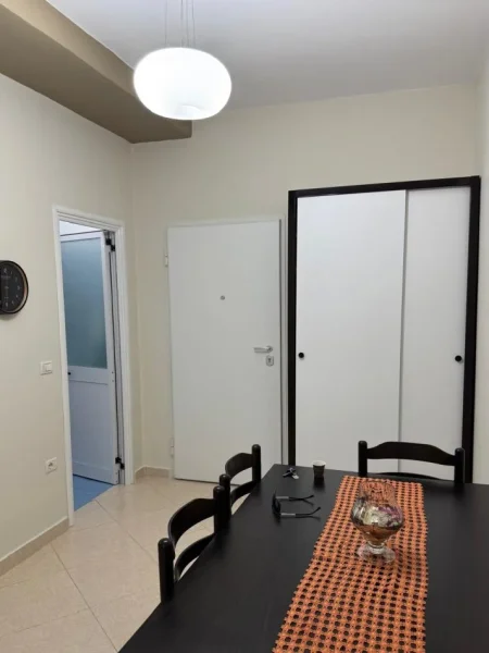 Tirane, jepet me qera apartament 1+1+Ballkon Kati 3, 74 m² 400 € (Fresk)