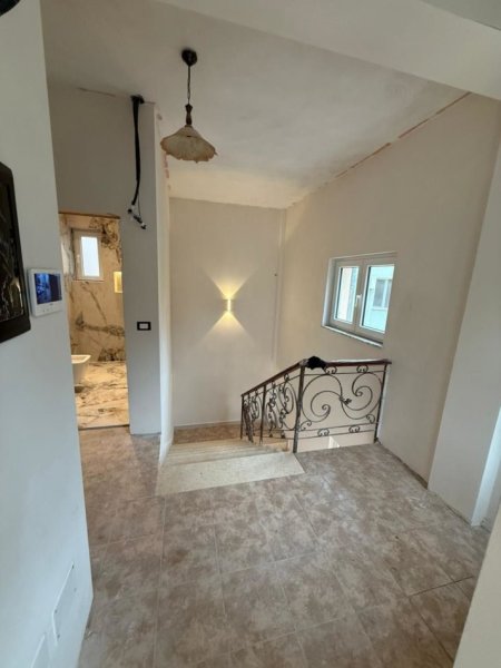 Tirane, jepet me qera apartament 4+1 Kati 2, 135 m² 1.999 € (MBRAPA GARDEN BUILDING)