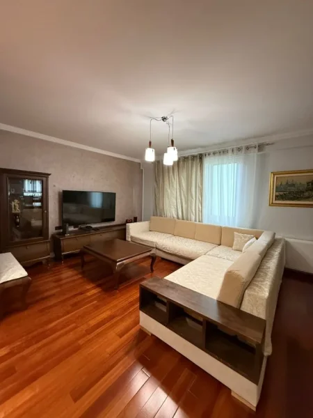 Tirane, jepet me qera apartament 3+1+Ballkon Kati 4, 140 m² 2.000 € (Blloku)