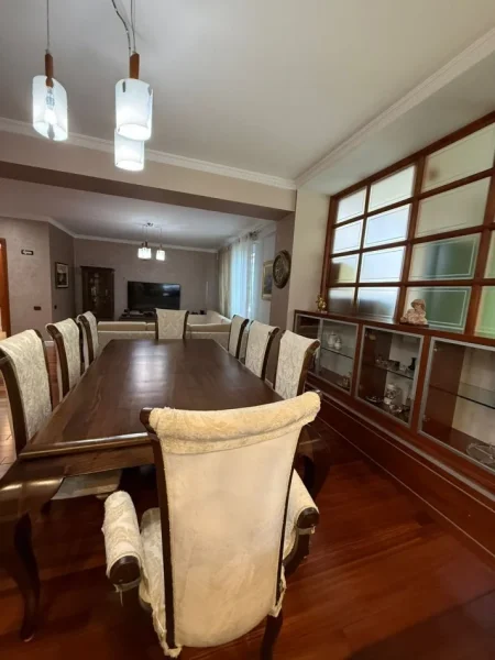 Tirane, jepet me qera apartament 3+1+Ballkon Kati 4, 140 m² 2.000 € (Blloku)