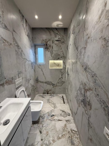 Tirane, jepet me qera ambjent biznesi Vile, 200 m² 2.000 € (Garden Building) Rruga e Kavajes