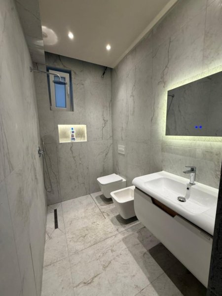 Tirane, jepet me qera ambjent biznesi Vile, 200 m² 2.000 € (Garden Building) Rruga e Kavajes