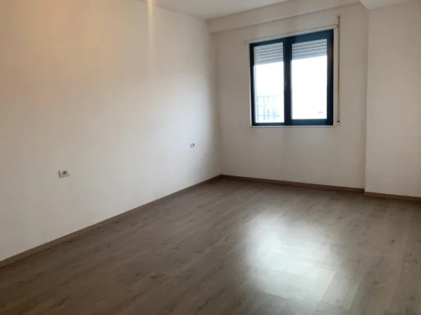 Tirane, jepet me qera ambjent biznesi Kati 7, 112 m² 550 € (Porcelani prane UET.)