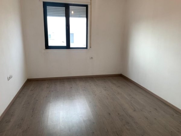 Tirane, jepet me qera ambjent biznesi Kati 7, 112 m² 550 € (Porcelani prane UET.)