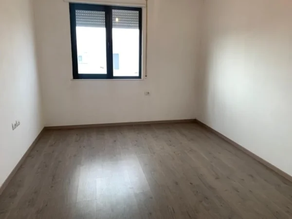 Tirane, jepet me qera ambjent biznesi Kati 7, 112 m² 550 € (Porcelani prane UET.)