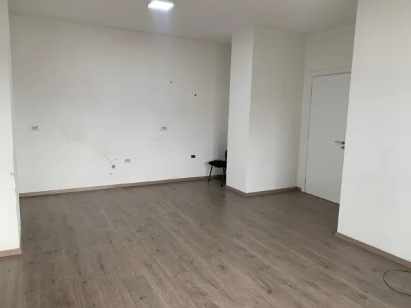 Tirane, jepet me qera ambjent biznesi Kati 7, 112 m² 550 € (Porcelani prane UET.)