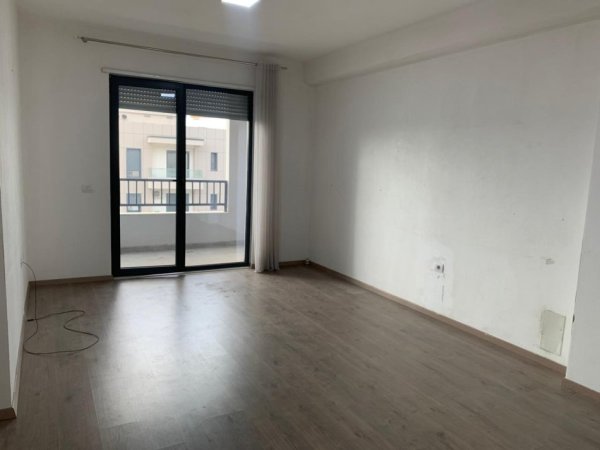 Tirane, jepet me qera ambjent biznesi Kati 7, 112 m² 550 € (Porcelani prane UET.)