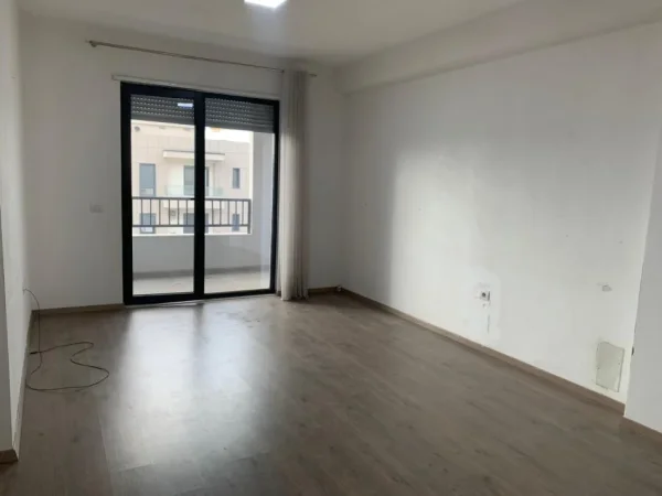 Tirane, jepet me qera ambjent biznesi Kati 7, 112 m² 550 € (Porcelani prane UET.)