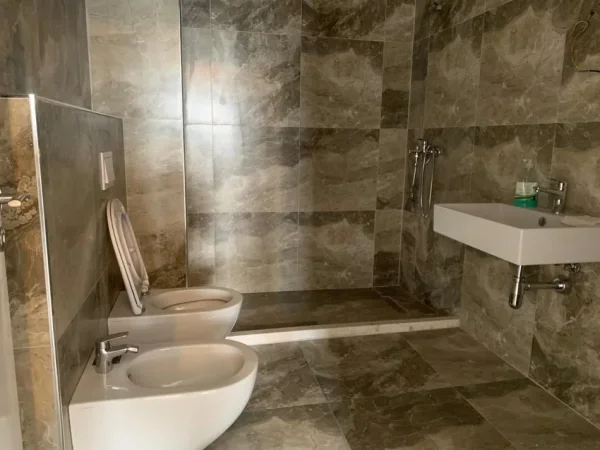Tirane, jepet me qera ambjent biznesi Kati 7, 112 m² 550 € (Porcelani prane UET.)