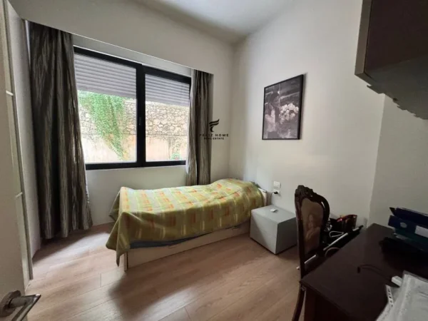 Tirane, shitet apartament 3+1 Kati 1, 150 m² 300.000 € (LIQENI I THATE)