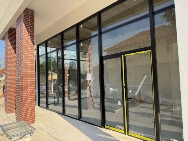 Tirane, jepet me qera dyqan Kati 0, 50 m² 1.000 € (PAZARI I RI)