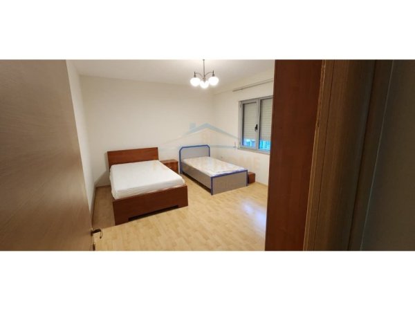 Tirane, jepet me qera apartament 2+1+Ballkon Kati 4, 127 m² 850 € (Kopshti Zoologjik)