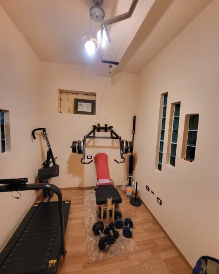 Tirane, jepet me qera apartament 3+1 Kati 4, 90 m² 1.000 € (QENDER)