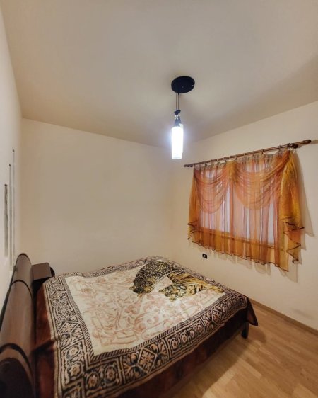 Tirane, jepet me qera apartament 3+1 Kati 4, 90 m² 1.000 € (QENDER)