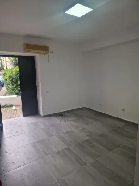 Tirane, jepet me qera ambjent biznesi Kati 0, 30 m² 3.707 € (Rruga Fortuzi)