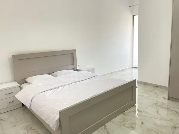 Tirane, jepet me qera apartament 2+1+Ballkon Kati 1, 80 m² 550 € (Astir)