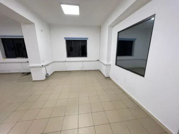 Tirane, jepet me qera dyqan Kati 0, 140 m² 900 € (PAZARI I RI)