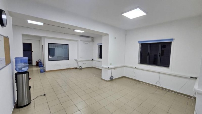 Tirane, jepet me qera dyqan Kati 0, 140 m² 900 € (PAZARI I RI)