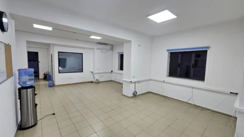 Tirane, jepet me qera dyqan Kati 0, 140 m² 900 € (PAZARI I RI)