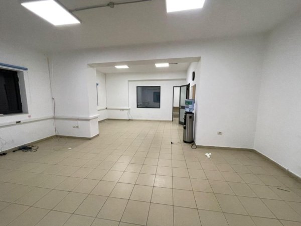 Tirane, jepet me qera dyqan Kati 0, 140 m² 900 € (PAZARI I RI)