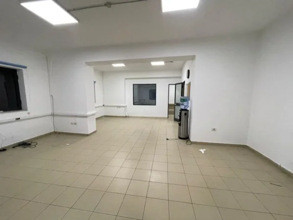 Tirane, jepet me qera dyqan Kati 0, 140 m² 900 € (PAZARI I RI)