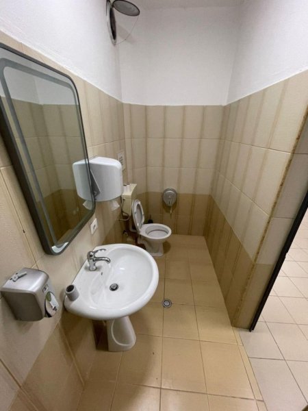 Tirane, jepet me qera dyqan Kati 0, 140 m² 900 € (PAZARI I RI)