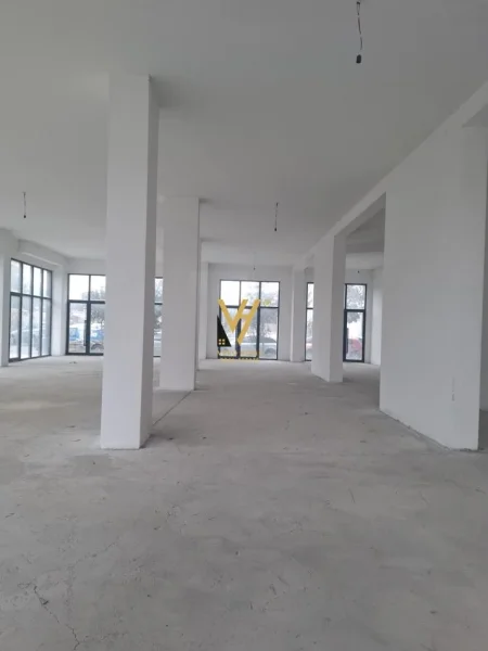 Tirane, jepet me qera ambjent biznesi Kati 0, 600 m² 5.000 € (ASTIR)