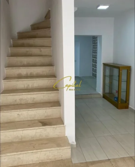 Tirane, jepet me qera ambjent biznesi Kati 0, 160 m² 1.400 € (QENDER)