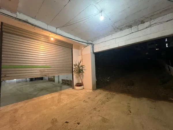 Tirane, jap me qera magazine Kati -1, 90 m² 600 € (Rruga 3 Deshmoret)