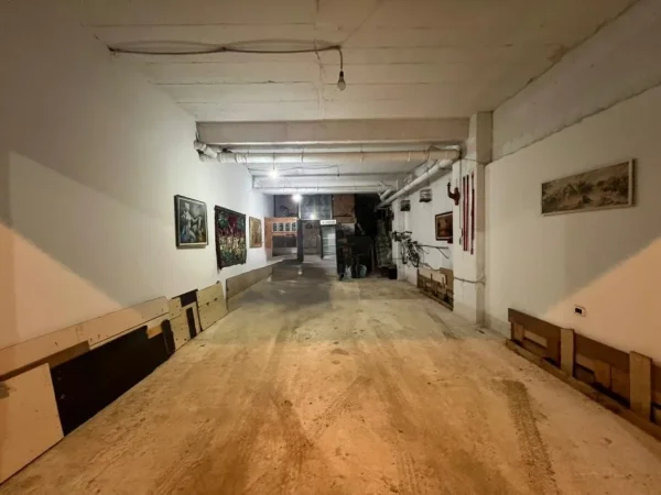 Tirane, jap me qera magazine Kati -1, 90 m² 600 € (Rruga 3 Deshmoret)