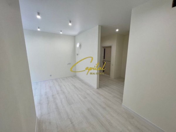 Tirane, jepet me qera zyre Kati 3, 100 m² 1.000 € (ZOGU I ZI)