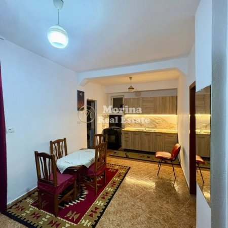 Tirane, jepet me qera apartament 3+1 Kati 4, 95 m² 450 € (Laprake)