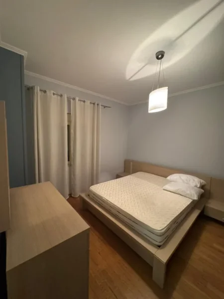 Tirane, jepet me qera apartament 2+1+Ballkon Kati 7, 97 m² 600 € (rruga asim vokshi)