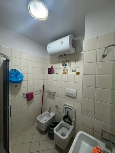 Tirane, jepet me qera apartament 2+1+Ballkon Kati 7, 97 m² 600 € (rruga asim vokshi)
