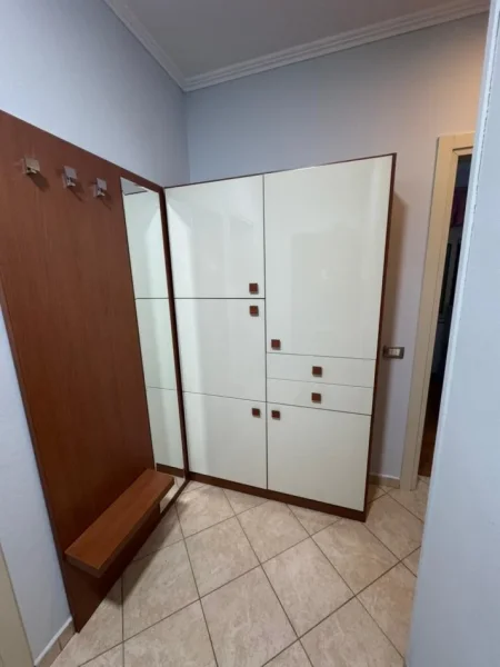 Tirane, jepet me qera apartament 2+1+Ballkon Kati 7, 97 m² 600 € (rruga asim vokshi)