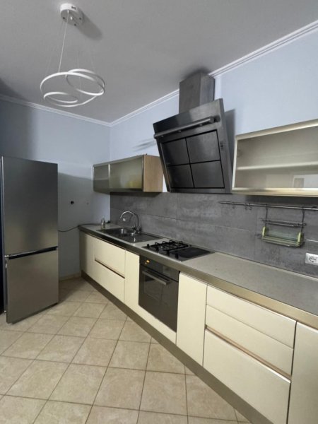 Tirane, jepet me qera apartament 2+1+Ballkon Kati 7, 97 m² 600 € (rruga asim vokshi)