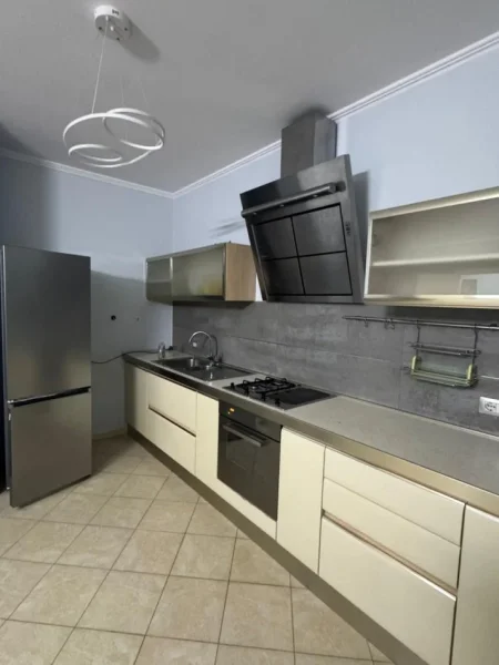Tirane, jepet me qera apartament 2+1+Ballkon Kati 7, 97 m² 600 € (rruga asim vokshi)